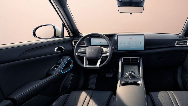 Aufgeräumt und digital: der Fahrerplatz im BYD Atto 2. (Bild: BYD)