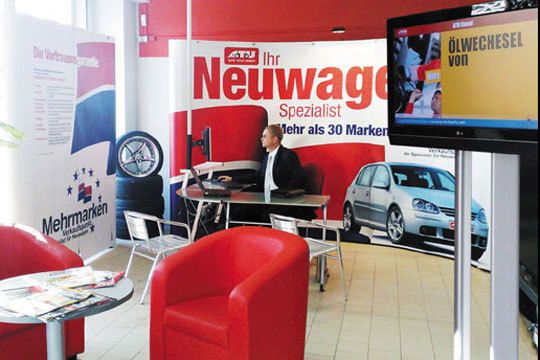So sieht die Neuwagenverkaufsecke in den ATU-Filialen aus. Die Inhalte bzw. Fahrzeugangebote auf dem prominent platzierten Bildschirm werden vom Handelspartner Delta-Car „ferngesteuert“. (Archiv: Vogel Business Media)
