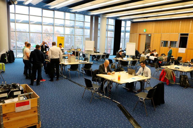 Kurz vor Abgabe der Arbeiten war die Stimmung unter den Teams entspannt. (K.Juschkat/elektrotechnik)