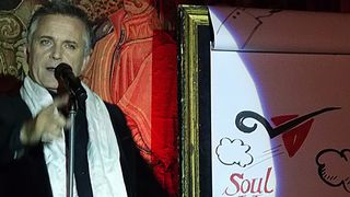 Jörg Knorr führte komödiantisch durch den Abend des ersten Commvault Partner Forums. (Bild: Commvault)