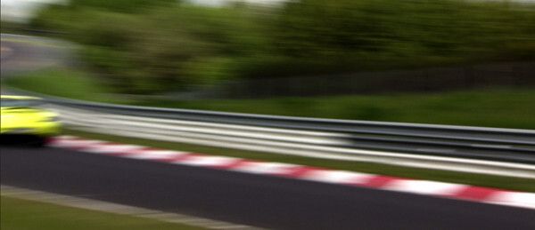 Mercedes-AMG stellt einen neuen Rundenrekord in der „Grünen Hölle“ auf: Das SLS AMG Coupé Electric Drive bezwingt die Nürburgring-Nordschleife in 7:56,234 Minuten (Bild: Mercedes-AMG)