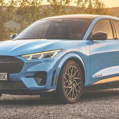 Uber und der Partne Wayve melden, dass sie jetzt die Linzenz für den Betrieb von Robotaxis in London haben. Umgebaut werden dafür elektrische Mustang-Modelle von Ford. Aber die beiden sind nicht allein in London autonom unterwegs ... (Bild: Ford)