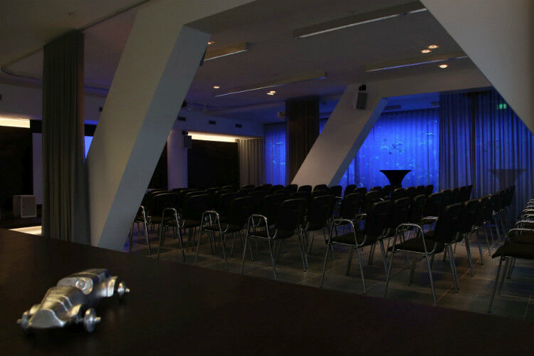 Bühne frei: Der mittlere Bereich verfügt über eine Bühne mit ausfahrbarer Leinwand und einem Soundsystem für bis zu 80 Gäste. (Foto: Renault König)