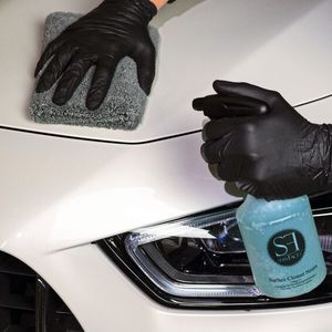 Das Auftragen beginnt mit der Reinigung der Oberfläche. Im beschriebenen Fall mit zwei verschiedenen Mitteln.(Bild:  Servfaces)