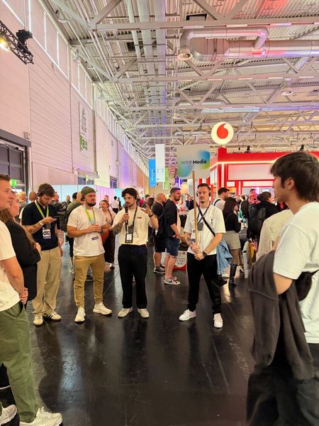 Jakob Erckert (Webedia) hat am Tag um die vier Standführungen, denn Gamestar und Mercedes haben dieses Jahr einen sehr eindrucksvollen Stand. (Bild: Vogell IT-Medien)