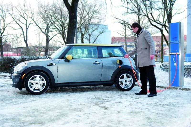 Elektroautofahrer sollen ihre Fahrzeuge künftig auf Parkplätzen wieder aufladen können. In Berlin entstehen derzeit die für die Großversuche notwendigen Ladestationen. (Archiv: Vogel Business Media)
