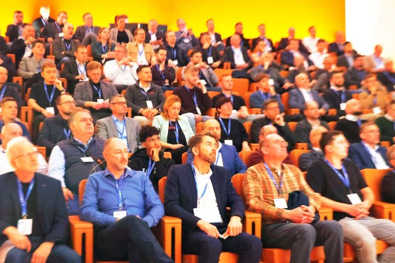 Im Stammwerk des Spritzgießmaschinenherstellers Engel im oberösterreichischen Schwertberg erwartete die Teilnehmer ein exklusiv zusammengestelltes Programm mit praxisrelevantem Wissen und mit interessanten Informationen zur Branche. (Bild: Maschinenmarkt/rw)