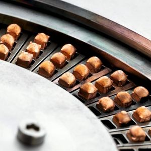 Zum Einsatz kommt der Elektronenstrahl in Hairpin-Statoren für Elektromotoren, bei denen bis zu 300 Kupfer-Pins gefügt werden.