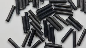 Langfaserverstärkte Thermoplaststäbchen für die Herstellung leichter Automobilteile mit hoher Steifigkeit. (Bild: © digitalstock - stock.adobe.com)