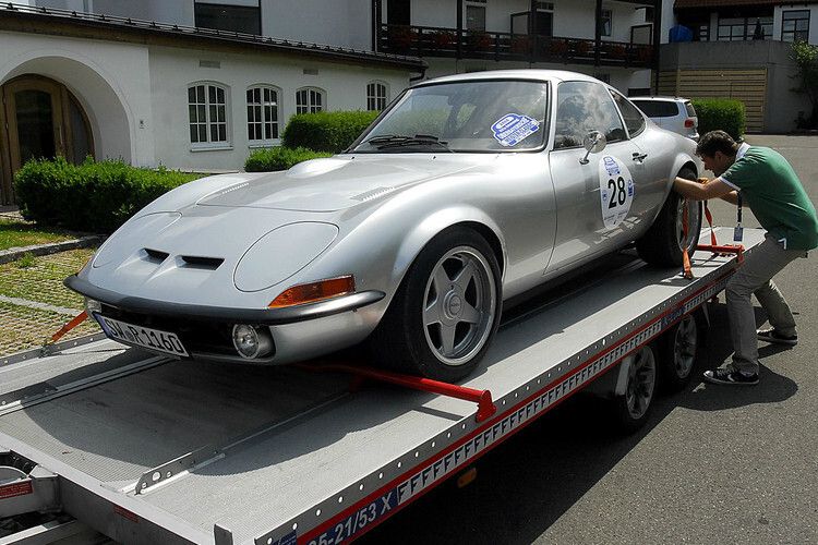 Das war’s: Albert Reinhart macht seinen Opel GT (Baujahr 1971) startklar für den Heimtransport. (Foto: Zietz)
