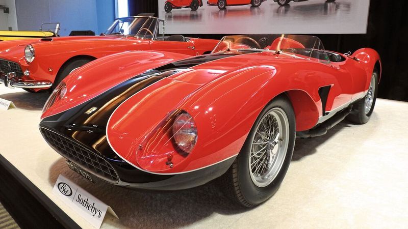 Platz 9: Bei dem 1957er Ferrari 500 TRC Spider handelt es sich um einen Frontmotor-Rennsportwagen mit einem 2,0-Liter-DOHC-Vierzylinder-Reihenmotor. Der Italiener, von dem nur circa 17 bis 20 Exemplare entstanden, brachte 7.815.000 Dollar.  (Bild: Classic Analytics)