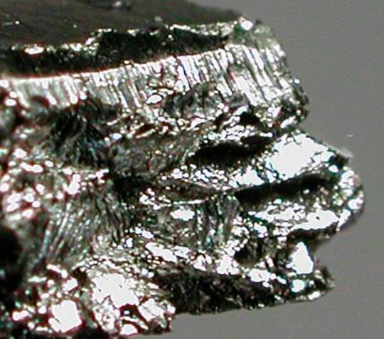 Iridium ist ein wichtiges und seltenes Metall, das für die Wasserstoffgewinnung gebraucht wird. Heraeus aus Hanau will nun mithilfe eines kanadischen Unternehmens, das versteht, dieses Metall zurückzugewinnen, die Versorgung sichern. Deshalb hat man die Kanadier kurzerhand gekauft.(Bild:  Mosselbrain)