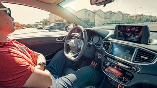 Ein technisches System hat eines Tages an Stelle des Menschen die Aufsicht über ein autonomes Automobil: Im Fall von Unfällen muss es deshalb klare Regeln geben. (Bild: Auto-Medienportal.Net/Bosch)