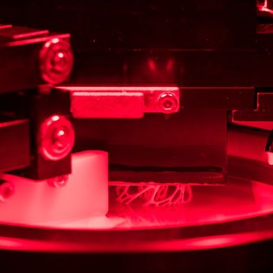 Forscher vom KIT in Karlsruhe untersuchen hier nicht das Rotlichtmilieu, sondern drucken keramische Bauteile mithilfe eines besonderen Bindersystems. Was man damit alles anstellen kann, erfahren Sie im nebenstehenden Bericht ... (Bild: KIT)