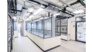 Abb. 1: Der Kohlendioxid-Ausstoß konnte durch Maßnahmen wie Wärmerückgewinnung oder Luftmengen-Reduzierung um 80 Prozent gegenüber Vergleichslaboren reduziert werden.  (Bild: Jörg Stanzick, Carpus+Partner)