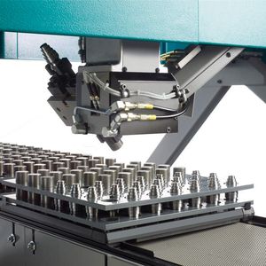 Bild 2: Hydraulisch spannender Doppelgreifer schwenkt stufenlos um 360°.