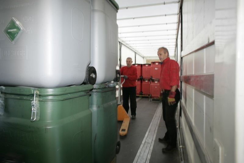 Gesammelt, gelagert und transportiert werden die Tücher in dem von Mewa entwickelten SafetyContainer Mewa SaCon. (Bild: Mewa)