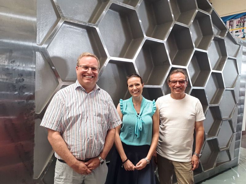 Nettes Gespräch vor einer bionischen Bienenwabenstruktur (v.l.n.r.): Jörg Stahlmann (Consenses), Frauke Finus (Blechnet) und Stefan Kaiser (Andritz Kaiser). (Bild: VCG/Finus)