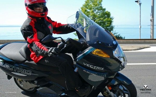 Den VECTRIX VX-1 für die Führerscheinklasse A, A1 oder B mit einer Höchstgeschwindigkeit von 110 km/h gibt es in den Varianten VX-1, VX-1 Li und VX-1 Li+: der VX-1 hat einen NiMH-Akku mit 3,7 kWh für eine Reichweite von 50 bis 100 km, der VX-1 Li einen Li-Ion-Akku mit ebenfalls 3,6 kWh, der aber 36 kg leichter ist, der VX-1 Li+ hat einen Li-Ion-Akku mit 5,4 kWh und eine Reichweite von 80 bis 120 km (Bild: Vectrix)