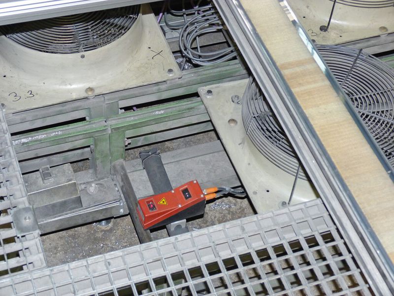 Bild 5: Die kompakte Bauform der LRS-36-Geräte hat die Unterbringung zwischen den Lüftern erleichtert. (Leuze Electronic)