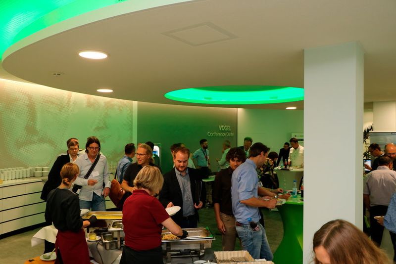 Zwischen den Vorträgen konnten sich die Fachbesucher mit den Vortragenden austauschen und Kontakte knüpfen.  (B.Richter / konstruktionspraxis)