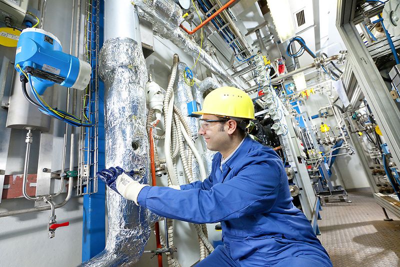 A look into the Dream Production pilot plant at Leverkusen. The new site in Dormagen will be based on results gathered in these trials. (Picture: Bayer Material Science)