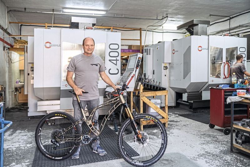 Auf den C 400 U verwirklicht Bernd Iwanow seine Idee von einem CNC-gefrästen Velo.  (maikgoering photography)