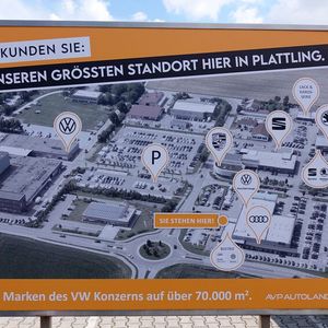 Doch erst einmal müssen sie die richtige Werkstatt finden: Auf dem Plattlinger Firmengelände gibt es fünf davon!(Bild:  Rosenow – »kfz-betrieb«)