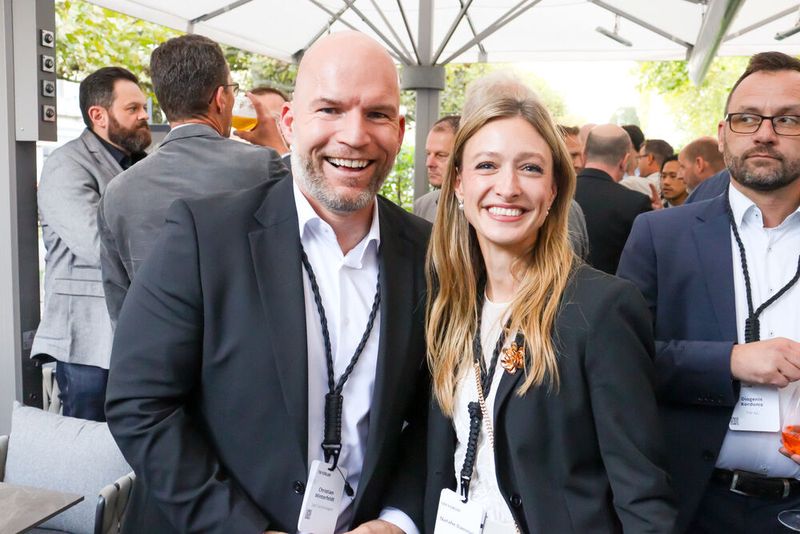 Strahlen in den Gesichtern von Christian Winterfeldt (Dell Technologies) und Natalie Dammel (TIM) (Bild: TIM)