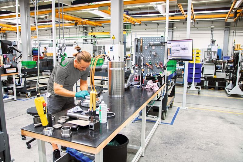 Gerade in Bereichen mit kleinen Losgrößen, wie hier bei der Sonderfertigung von Antriebskomponenten, kann mithilfe von digitalen Montagesystemen die Produktivität deutlich erhöht werden. (Bild: Elabo)