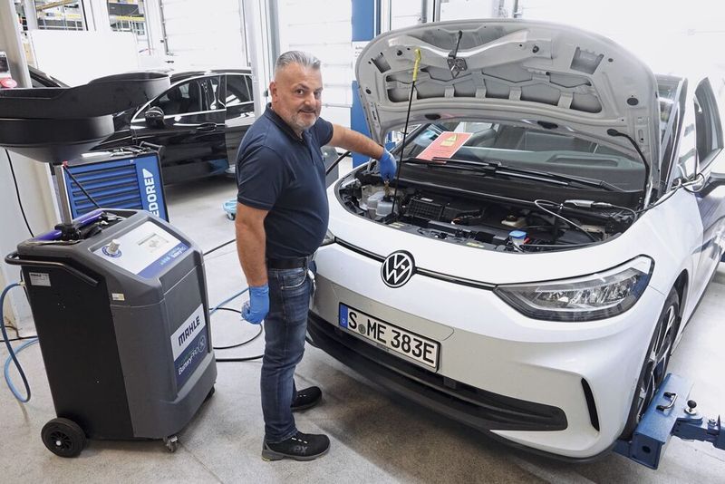 Warum ein Gerät wie Mahles E-Care Fluid nicht nur Sinn macht, sondern beim Wechseln bzw. Auffüllen von Kühlmittel gerade bei E-Fahrzeugen quasi unabdingbar ist, erläutert Mariangelo Troiani, technischer Trainer bei Mahle.(Bild:  Dominsky – VCG)