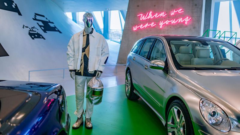 Themeninsel „Space“ mit Detail der Mode-Inszenierung. Die Figurine trägt originale zeitgenössische Stücke internationaler Top-Designer. (Bild: Mercedes-Benz AG)