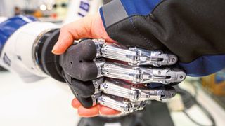 Die Vorbehalte gegenüber Künstlicher Intelligenz nehmen in Deutschland dem Branchenverband Bitkom zufolge spürbar ab: Immer mehr Menschen entdecken die Chancen Künstlicher Intelligenz und wünschen sich ihren Einsatz in fast allen Lebensbereichen, mehr als zwei Drittel (68 Prozent) sähen laut Studie KI vor allem als Chance . (Christophe Gateau/dpa)