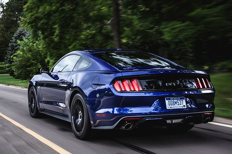 Die Motorenpalette umfasst einen 2,3-Liter-Vierzylinder-Turbo (309 PS/407 Newtonmeter) im Mustang Ecoboost und einen klassischen 5,0-Liter-V8 im Mustang GT (426 PS/529 Newtonmeter). Beide Modelle gibt es mit einem Sechsgang-Handschaltgetriebe oder einer Sechsgang-Automatik. In den USA offeriert Ford zudem einen 3,7-Liter-V6, der günstiger als der Vierzylinder-Turbo ist; er kommt aber nicht nach Europa. (Foto: Michael Simari)