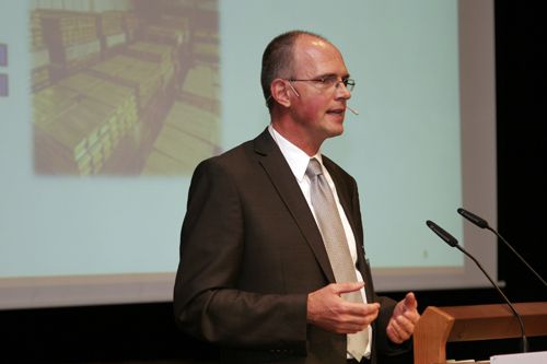 Markus Decker, Projektleiter E-Business bei der Hoffmann GmbH, referierte über die automatisierte Ausgabe, Buchung und Beschaffung produktionskritischer Artikel und Kleinteile. (Archiv: Vogel Business Media)