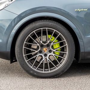 Die grünen Bremssättel sind charakteristisch für die Hybrid-Modelle bei Porsche.(Bild:  Porsche)