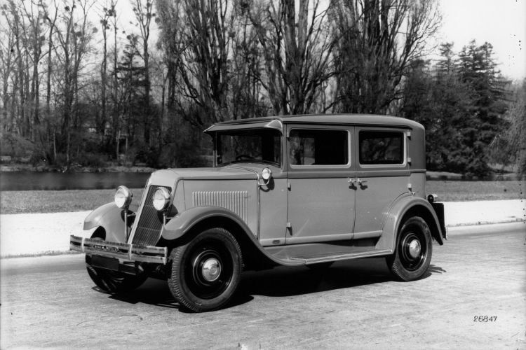 Mit dem Monasix kommt 1928 der erste Renault-Pkw auf den Markt, der einen Modellnamen trägt. Bis dahin hörten die Automobile der Marke auf Kürzel wie Typ A, Typ B und Typ C oder waren nach den Steuer-PS benannt wie 10 CV und 40 CV. Eine weitere Besonderheit des Monasix ist der nur 1,5 Liter große Reihensechszylinder, in den mittleren Fahrzeugklassen damals wie heute eine Ausnahme. (Renault)