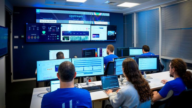 Blick in ein Sicherheitszentrum von Upstream Security, einem Anbieter von Cybersicherheit und Datenanalyse im Automobilbereich.(Bild:  Upstream Security)