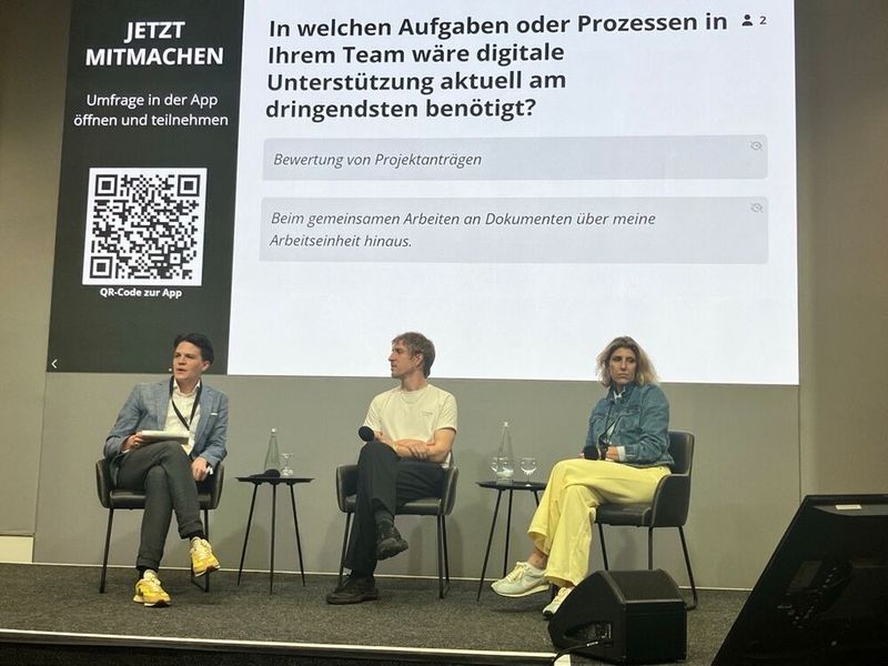 ... und tritt anschließend in den Austausch mit der Berliner Verwaltung. (Bild: © Serina Sonsalla)