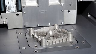 Vom Entwurf über das fertigen Produkt bis zur Wiederaufbereitung des Pulvers: die gesamte Prozesskette beim selektiven Laserschmelzen steht am Stand von SLM Solutions im Mittelpunkt. (Bild: SLM Solutions)