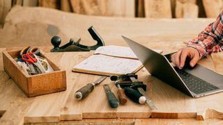 In der Build-Umgebung wird eine Software samt ihrer Abhängigkeiten zu einem lauffähigen Konstrukt zusammengesetzt. (Bild: ivan-samkov)