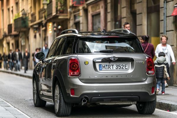 Darüber entfaltet er auch in hohen Drehzahlbereichen seine Kraft konstant und hat einen sehr hohen Wirkungsgrad.  (Mini)