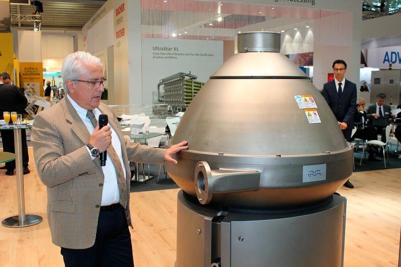 Die Alfa Laval Brew 701: die nach eigenen Angaben einzige vollständig hermetische Hochleistungszentrifuge mit Bottom-Feed-Einlauf für die Klärung von Jungbier (Bild: Kempf/PROCESS)