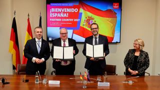 Thomas Jarzombek, Parlamentarischem Staatssekretär im Bundesministerium für Digitales und Staatsmodernisierung; Marco Siebert, Director International Relations der Hannover Messe; Jordi García Brustenga, Staatssekretär für Industrie im spanischen Ministerium für Industrie und Tourismus; Núria Aymerich Rocavert, Sonderbeauftragte im spanischen Ministerium für Industrie und Tourismus (Bild: Hannover Messe)