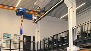 Seit September 2017 verfügt das Institut für Technische Logistik der TU Hamburg-Harburg über eine Versuchshalle mit moderner, praxisorientierter Ausstattung. (Abus Kransysteme)