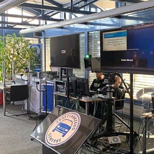 Die erste digitale Jahrespressekonferenz sendete der ZDK aus seinem Verbandshaus in Bonn. Entsprechende Technik verwandelte den Versammlungsraum in ein Studio.(Bild:  Pfaff/»kfz-betrieb«)