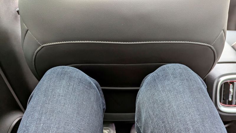 Selbst mit knapp 1,90 Metern bleibt noch Bewegungsfreiheit für die Beine. (Bild: Rosenow – VCG)