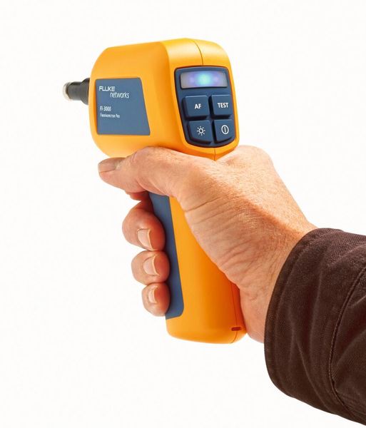Die Ergonomie der Kamera unterstützt die einfache Untersuchung von Panels oder Kabeln durch Steuerelemente auf der Rückseite, die die einhändige Bedienung vereinfachen.  (Fluke Networks )