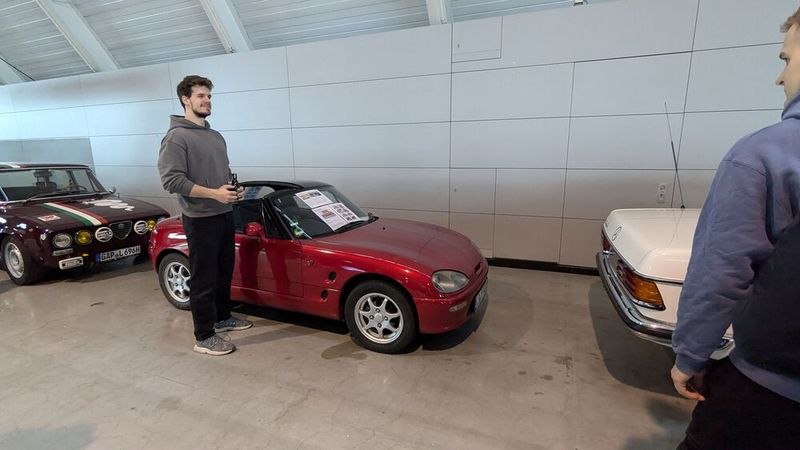 Witzige Kiste: Vor der lässt man sich als junger Mensch auch schon mal von seinen Kumpels ablichten. Ach so, was das ist? Das ist ein Suzuki Cappucino von 1994. Der Name passt, oder? (Bild: Dominsky – VCG)