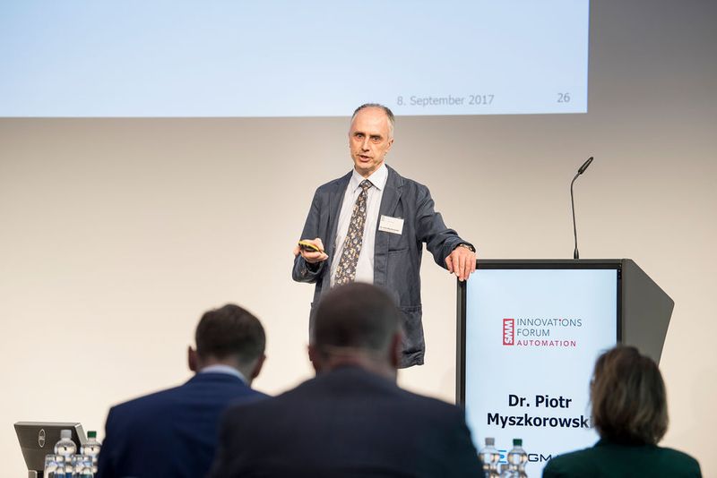 Dr. Piotr Myszkorowski, Sigmatek Schweiz AG, präsentierte ein komplexes mechatronischen System für Fahrerlose Transport Fahrzeuge. (Thomas Entzeroth)